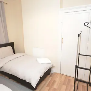 Hébergement de vacances Cheerful 4 Bedroom House In Greater, Londres